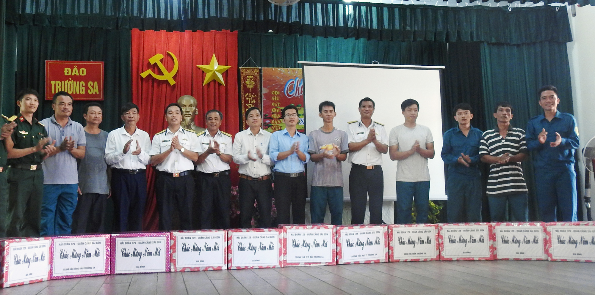 Thăm, tặng quà các Trung tâm Hậu cần-Kỹ thuật và làng chài trên quần đảo Trường Sa